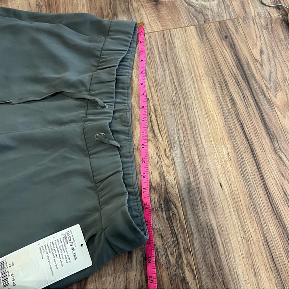 NWT Lululemon On The Fly Pant *Wide Leg Woven 31.5"
Grey Sage - Picture 11 of 12
